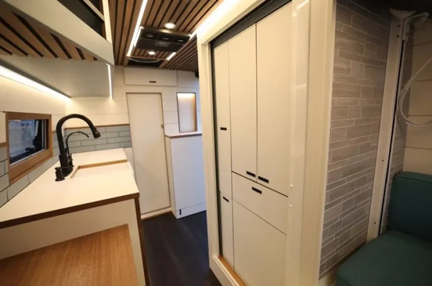 Необычный фургон Shift Van: как мобильный дом с раздвижным душем меняет представление о комфорте