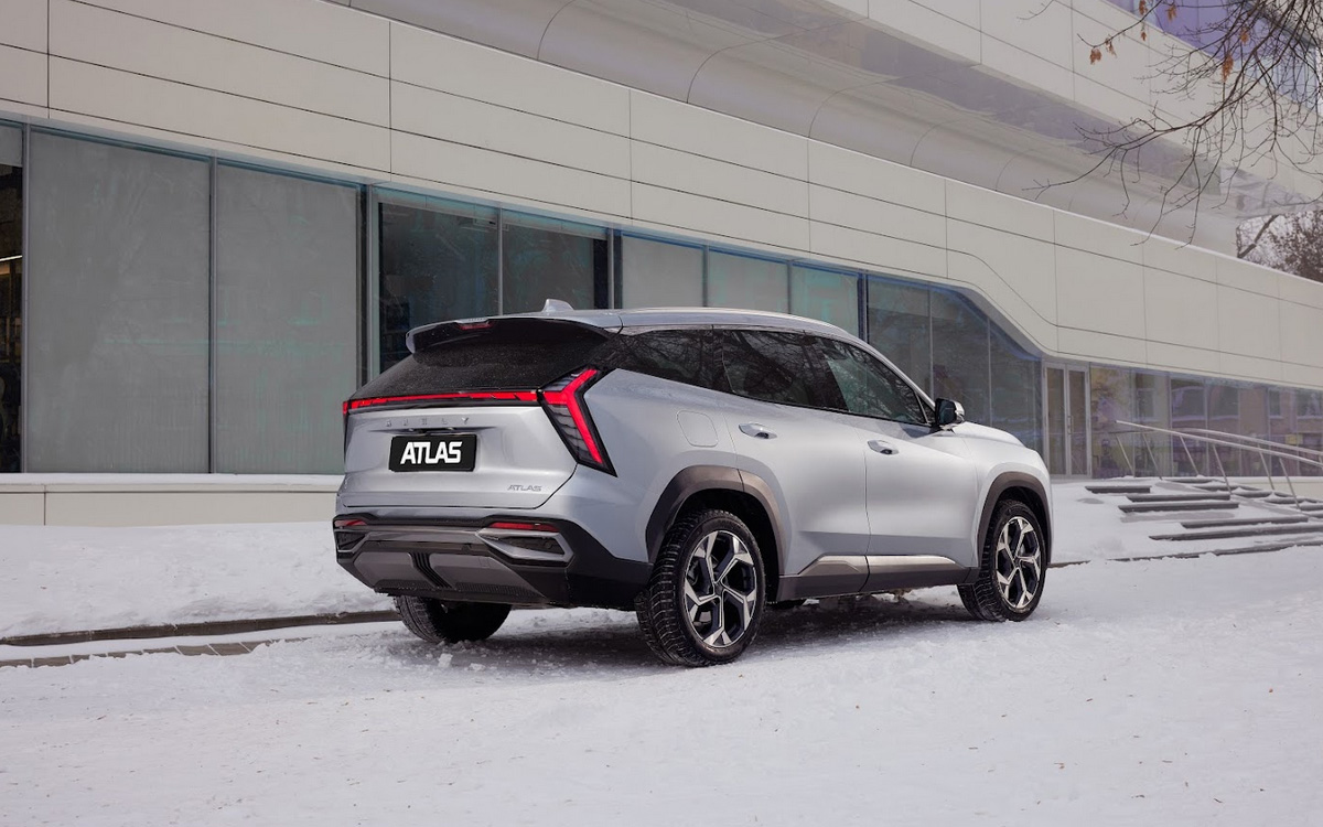 Geely Atlas с новым мотором и передним приводом: старт продаж и комплектация в России