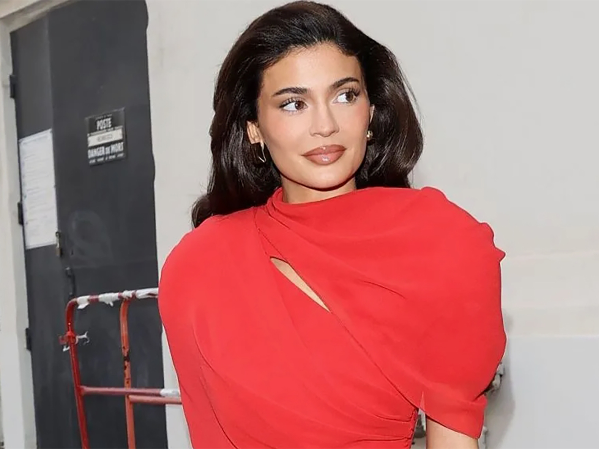 Кайли Дженнер продемонстрировала фото в «голом» наряде с лифом из зерен граната0