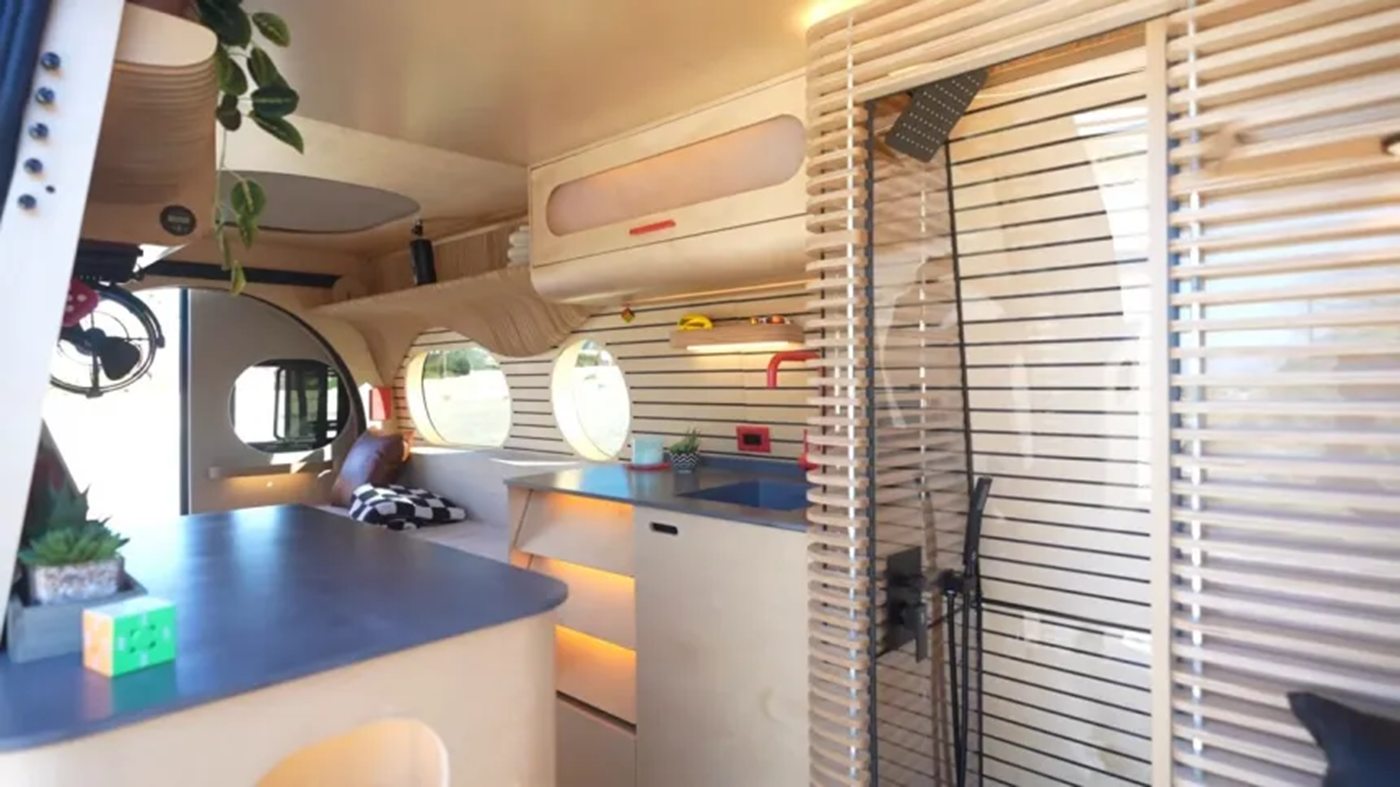 Кемпер Baltica удивил прозрачным душем и авторской отделкой из дерева