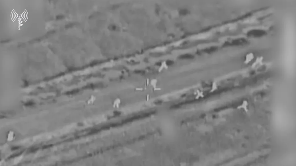 Очередные кадры ударов ВВС Израиля по военной технике и бегущему личному составу армии Ирана