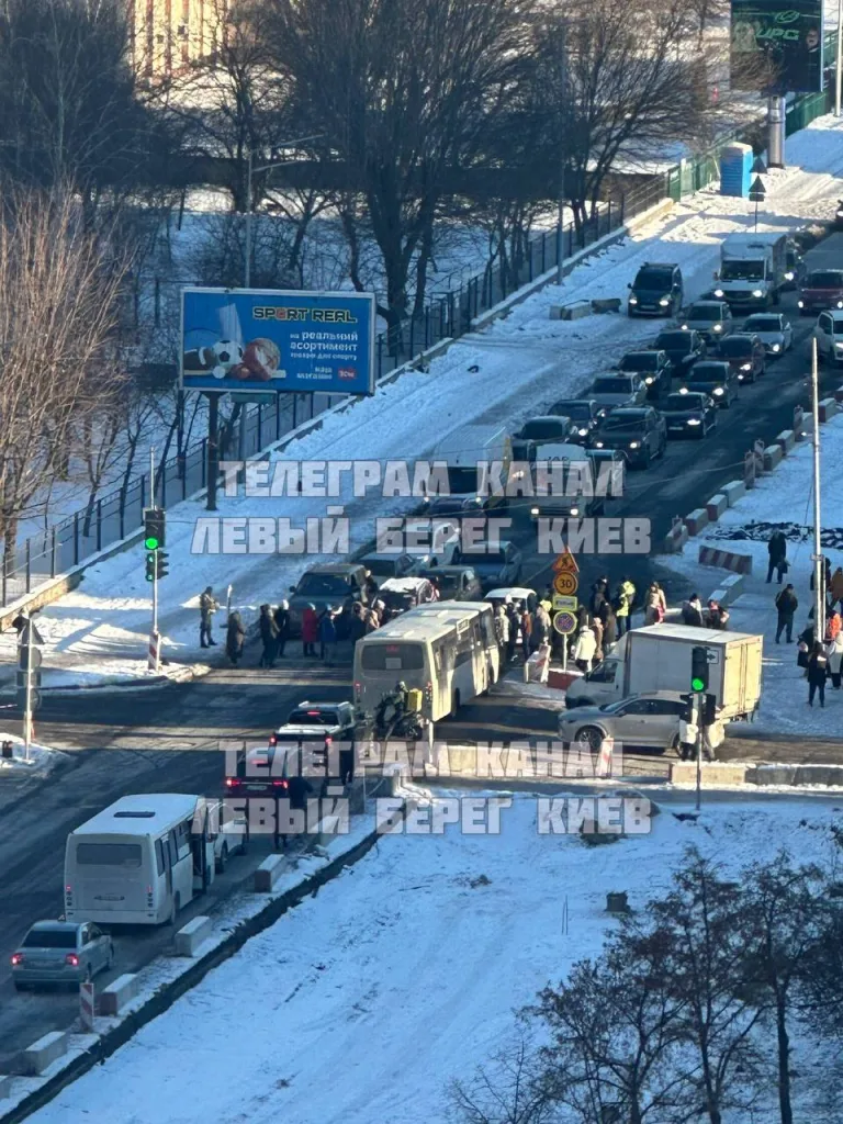 Тем временем в Киеве на Харьковском шоссе люди опять протестуют против длительных отключений света