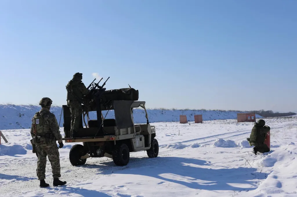 Граждане, заключившие контракт о пребывании в мобилизационном людском резерве, отрабатывают навыки по противодействию дронам камикадзе условного противника для защиты объектов критической инфраструктуры