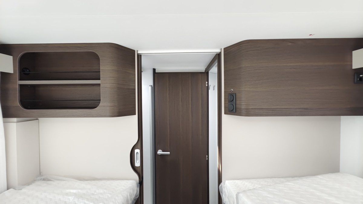 Полуинтегрированный автодом ADRIA Matrix Supreme 670 SL: пять спальных мест и зимний пакет