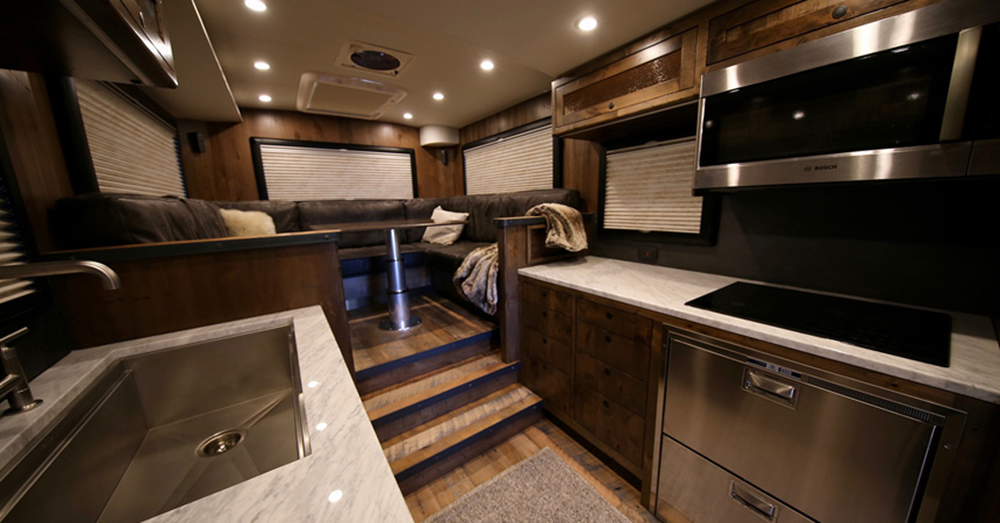 EarthRoamer XV-HD: автономный автодом на базе Ford F-750 с роскошным оснащением