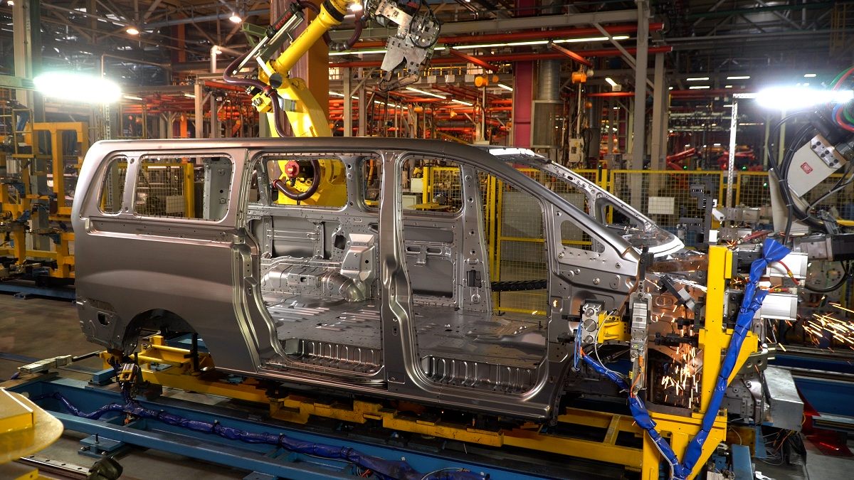 Sollers SF1: старт полного цикла производства нового минивэна и детали комплектаций