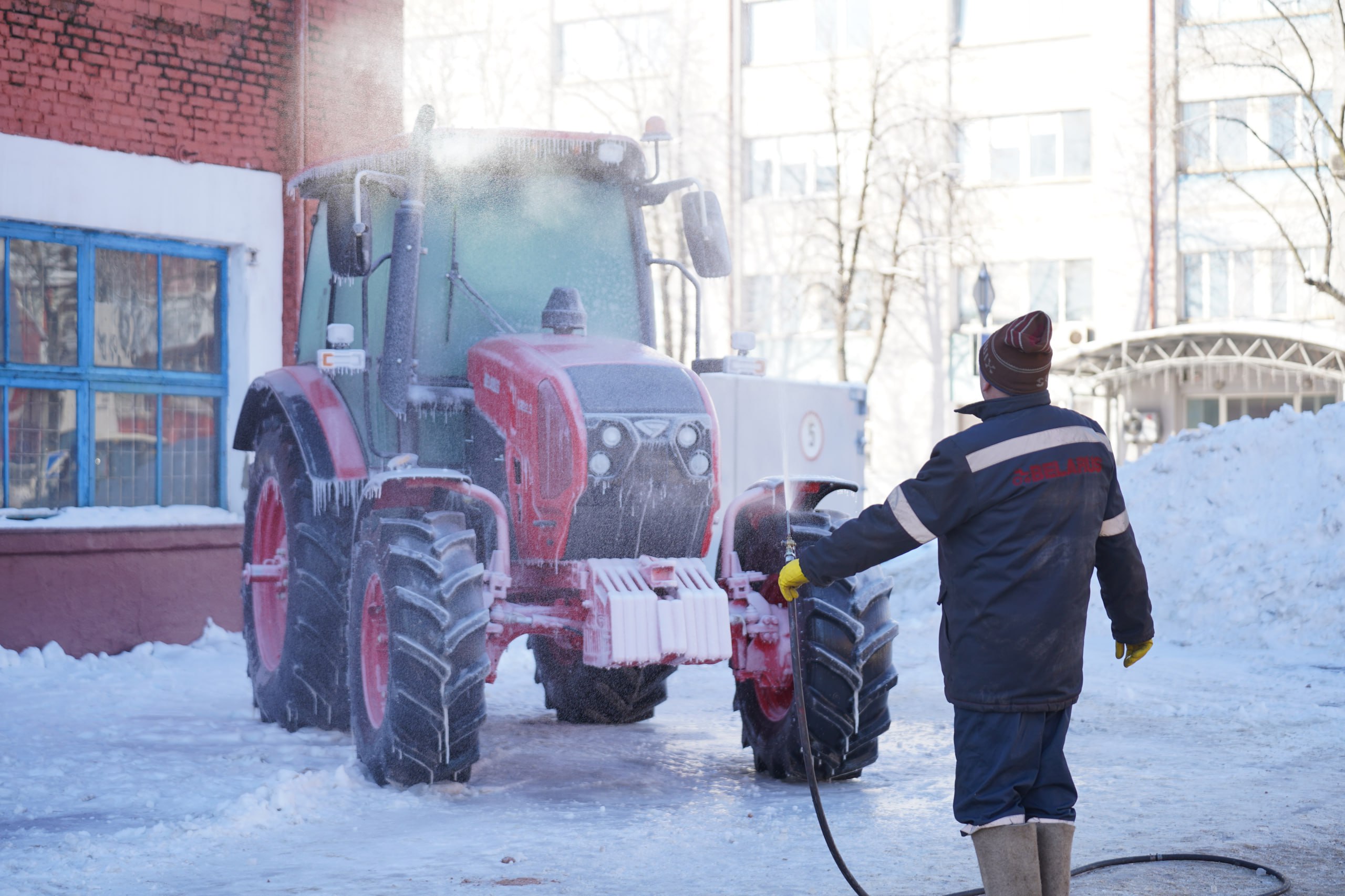 Экстремальный тест: как трактор Беларусь пережил ледяную пытку