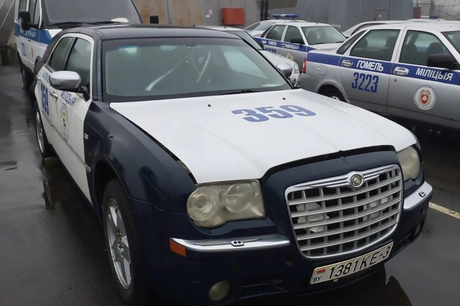 Chrysler 300C с историей ГАИ выставили на аукцион в Беларуси за 345 тысяч рублей