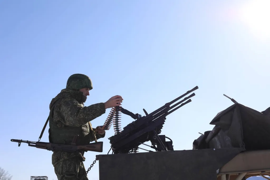 Граждане, заключившие контракт о пребывании в мобилизационном людском резерве, отрабатывают навыки по противодействию дронам камикадзе условного противника для защиты объектов критической инфраструктуры