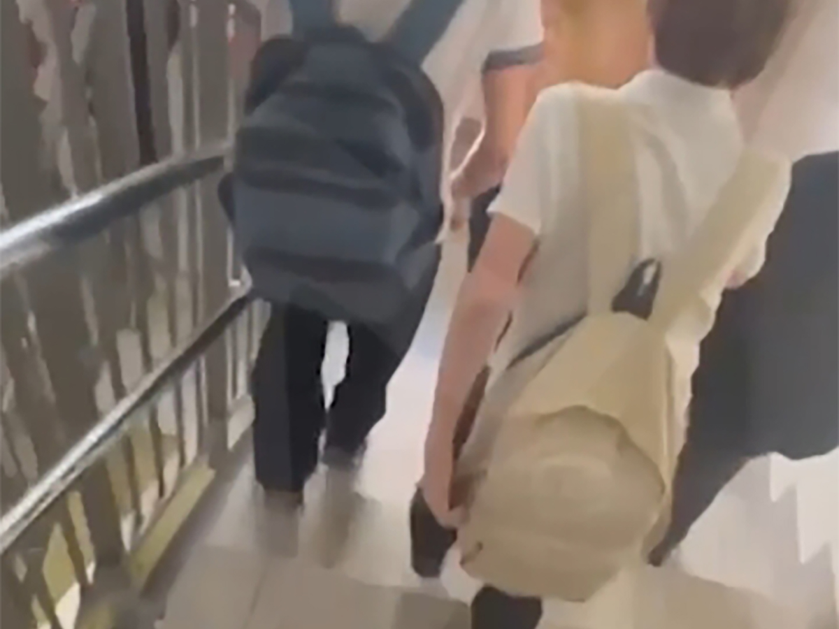 В Красноярске школьница подожгла ученика и атаковала детей0