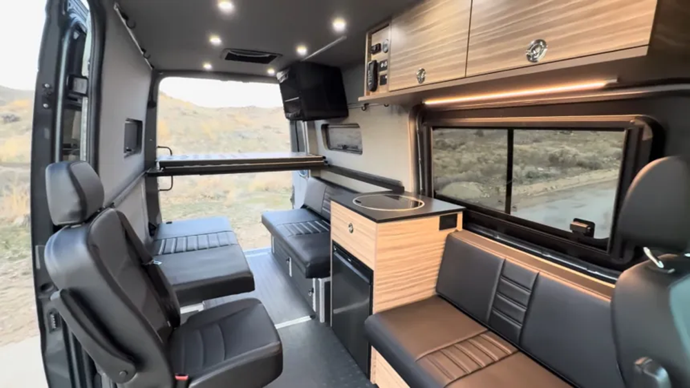 Семейный автодом на базе Mercedes с полным приводом: новый уровень автономных путешествий