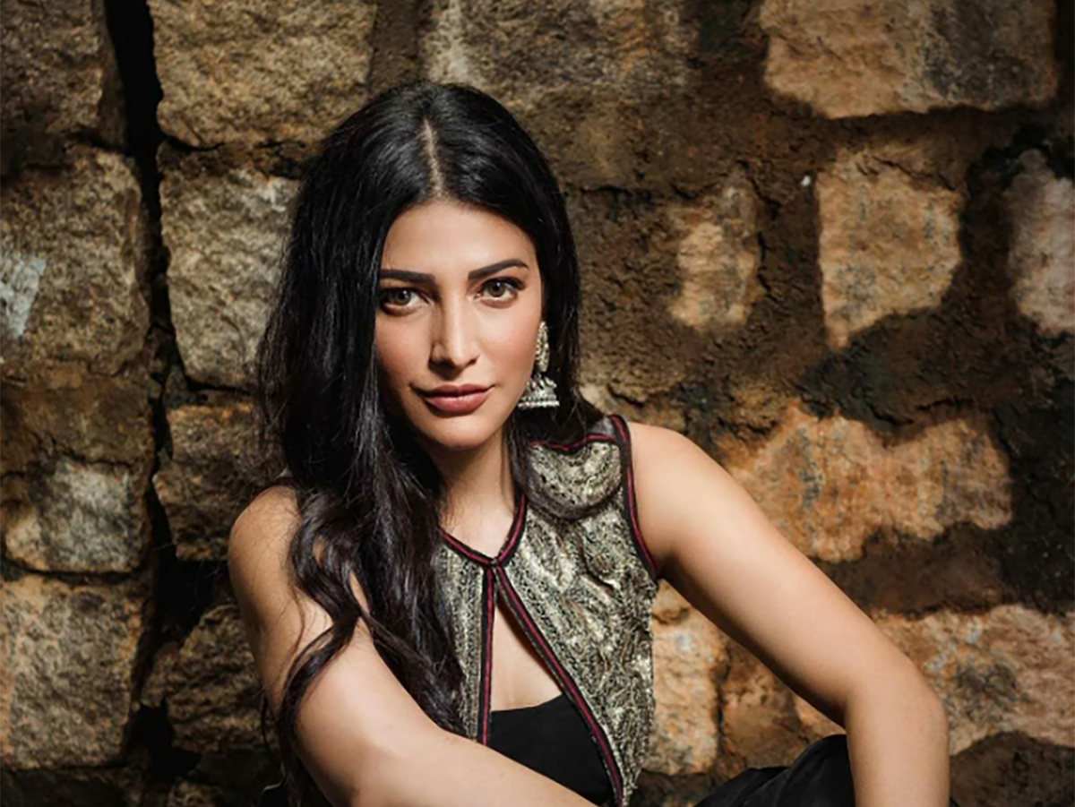 «Стыдно видеть»: блогершу захейтили в Сети из-за одежды в спортзале0