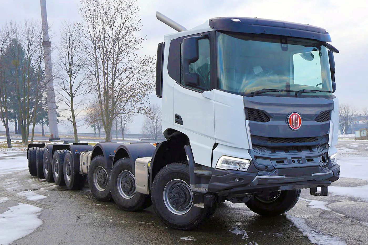 Tatra представила уникальное восьмиосное шасси Phoenix 16x16 для автовышки 104 метра