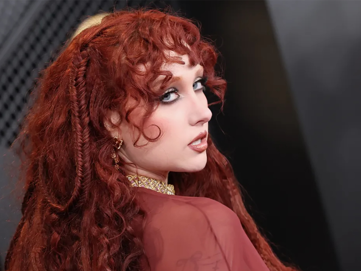 Певица Чаппелл Рон пришла на «Грэмми» в платье, держащемся на пирсинге сосков0