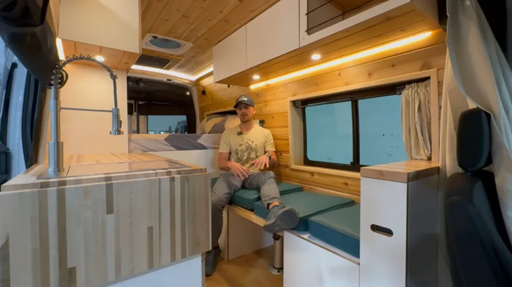 Sandia: индивидуальный кемпер на базе Ford Transit с современным интерьером и автономией