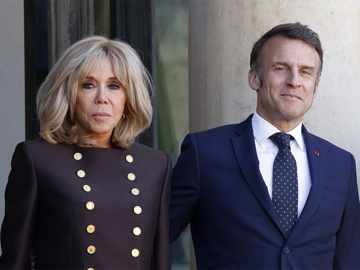 Макрон при выходе из самолета в Индии прошел мимо супруги, не посмотрев на неё, и попал на видео0