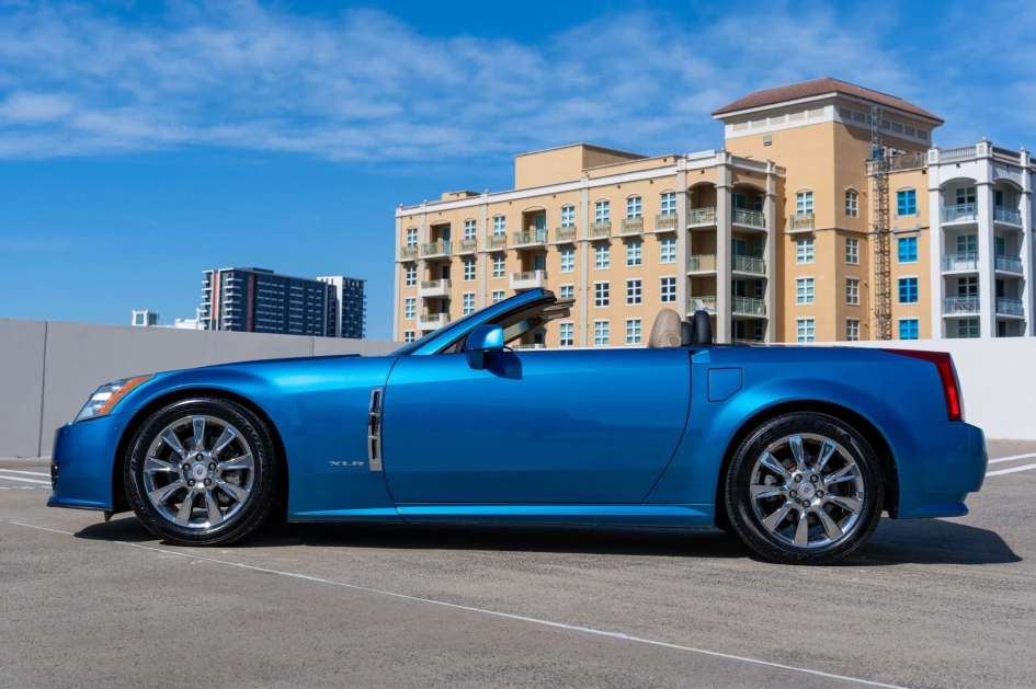 Редкий Cadillac XLR Platinum 2009 года в уникальном цвете продан за 32 500 долларов