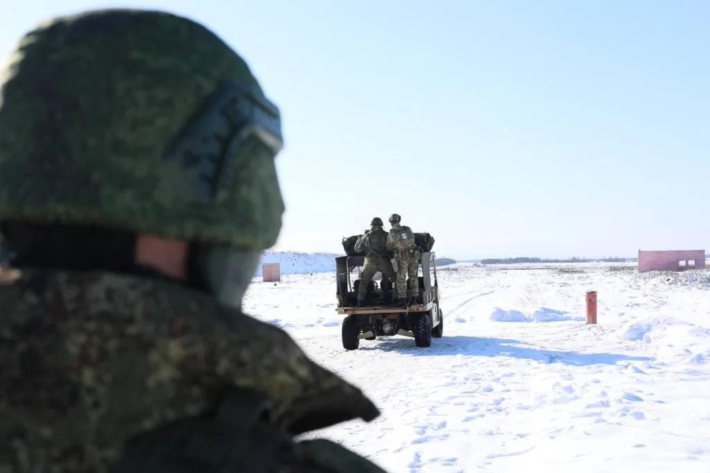 Граждане, заключившие контракт о пребывании в мобилизационном людском резерве, отрабатывают навыки по противодействию дронам камикадзе условного противника для защиты объектов критической инфраструктуры