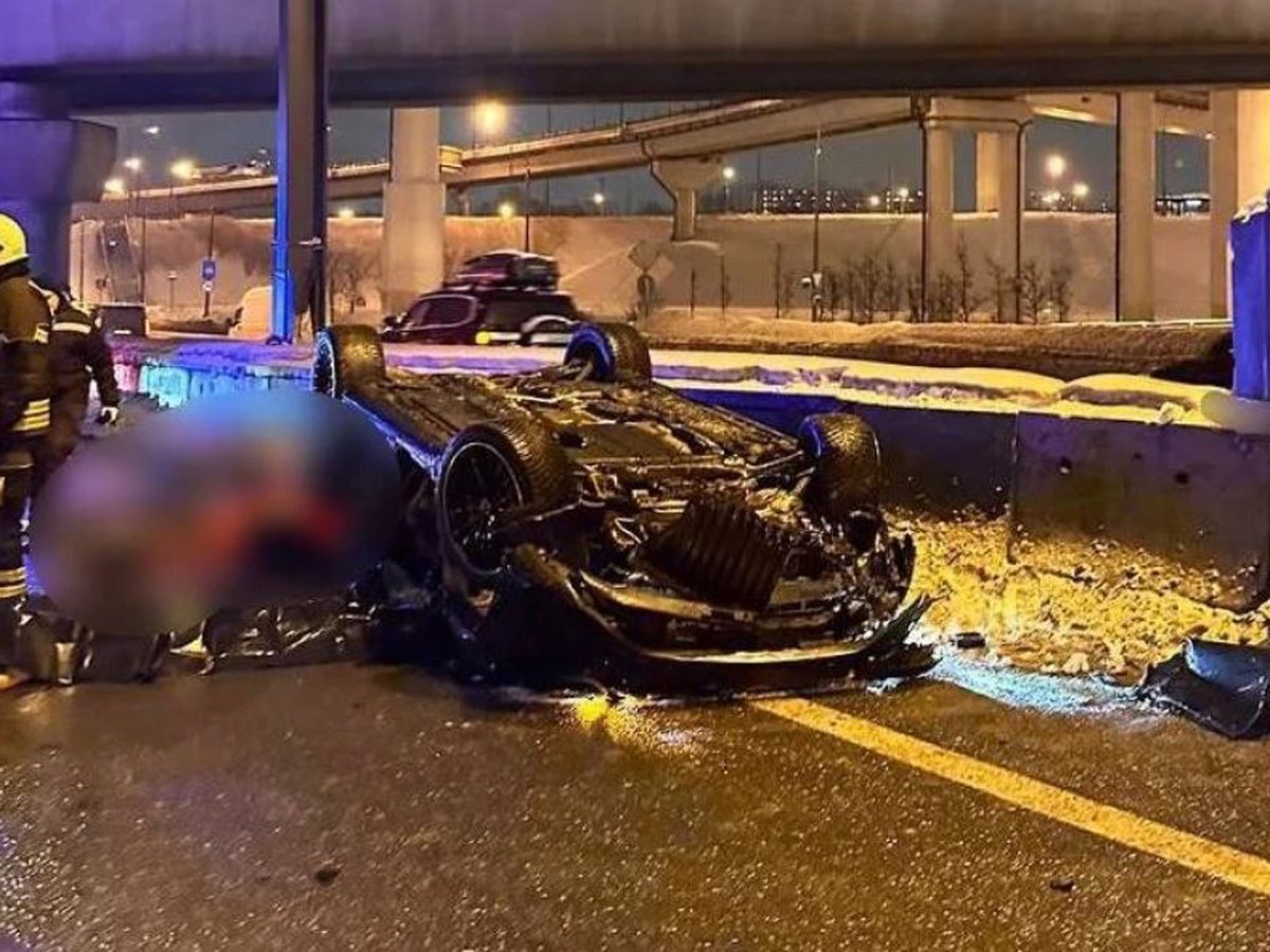 Ужасное падение Mercedes с эстакады на МКАД попало на видео: двое погибших0