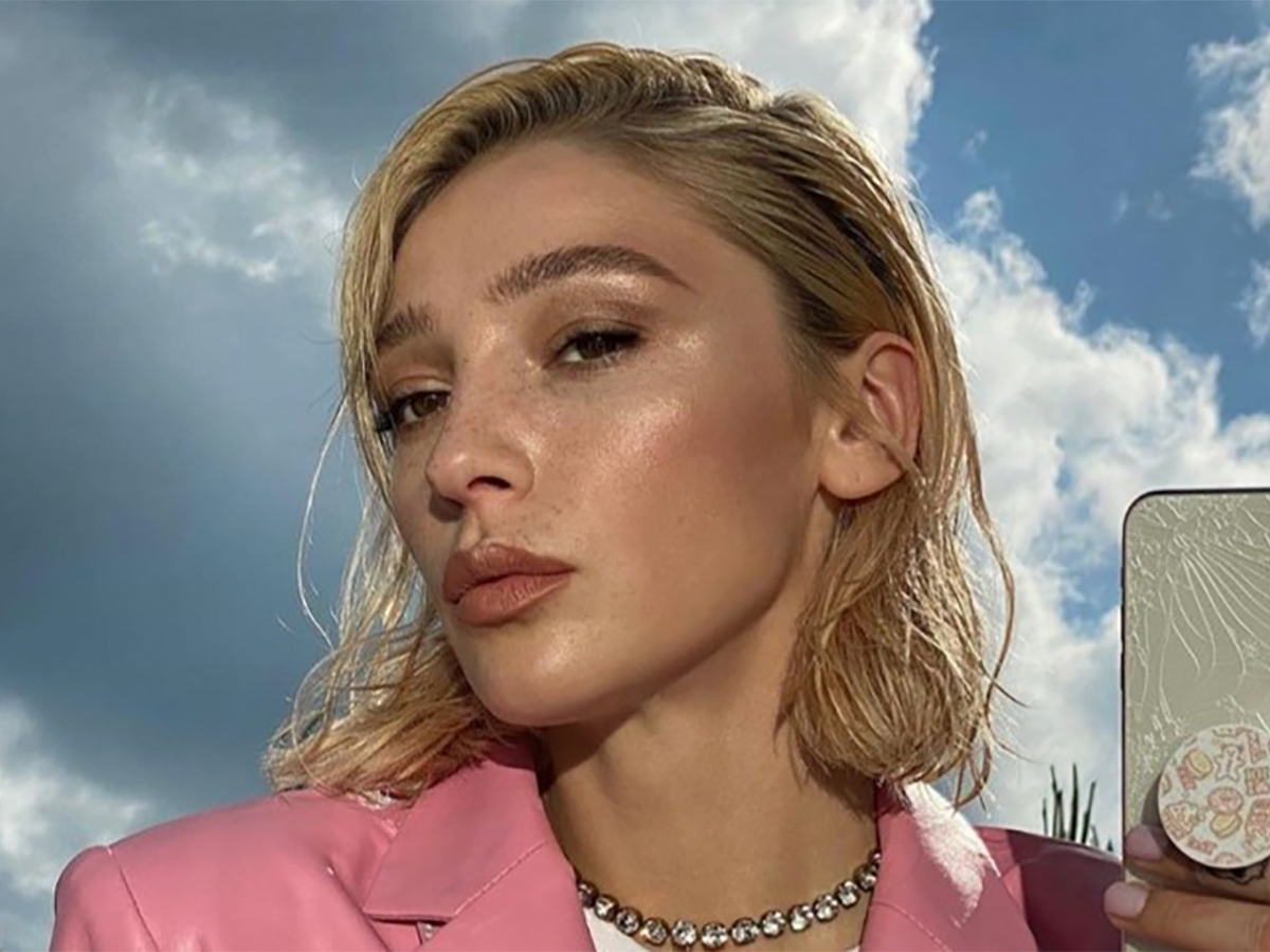 Ивлеева продемонстрировала фигуру в крошечном топе и спущенных леггинсах0