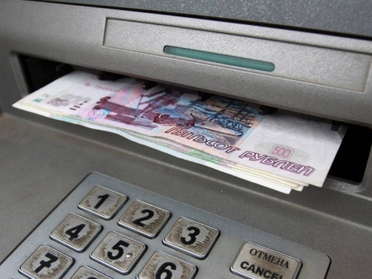 В МВД предложили ограничить вывод наличных в банках и переводы с телефона0