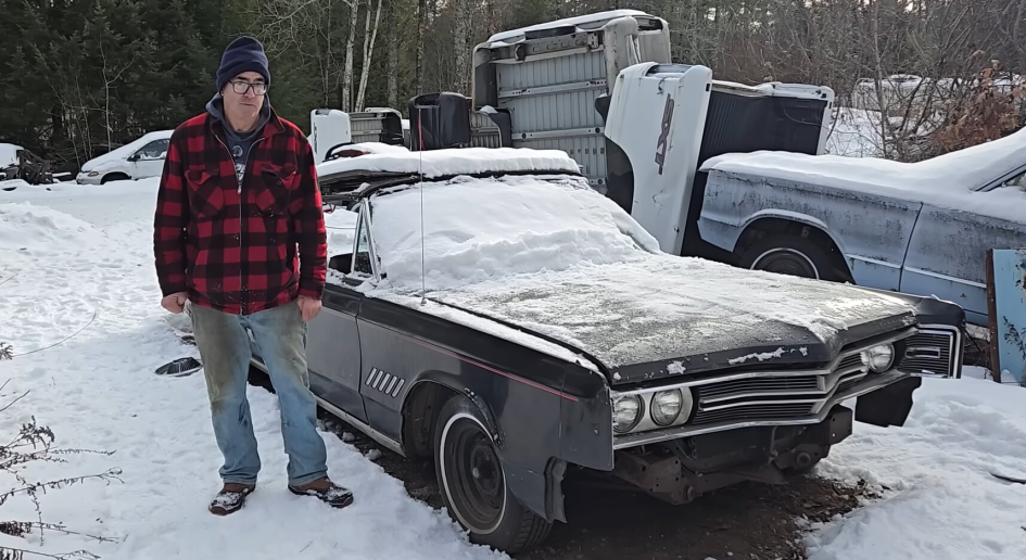Редкий Chrysler 300 1968 года найден на свалке: стоит ли спасать кабриолет