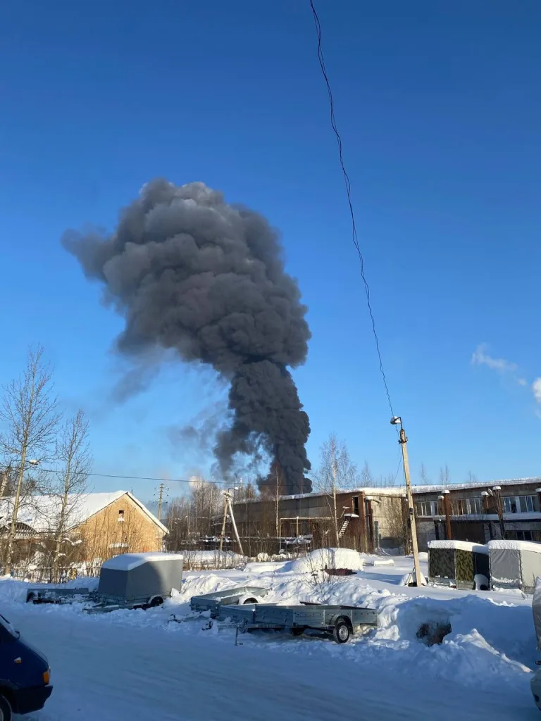 Несколько украинских дронов-камикадзе Ан-196 «Лютый» атаковали НПЗ «Лукойл-Ухтанефтепереработка» в городе Ухта Республики Коми, расположенный в 1700 км от границы с Украиной