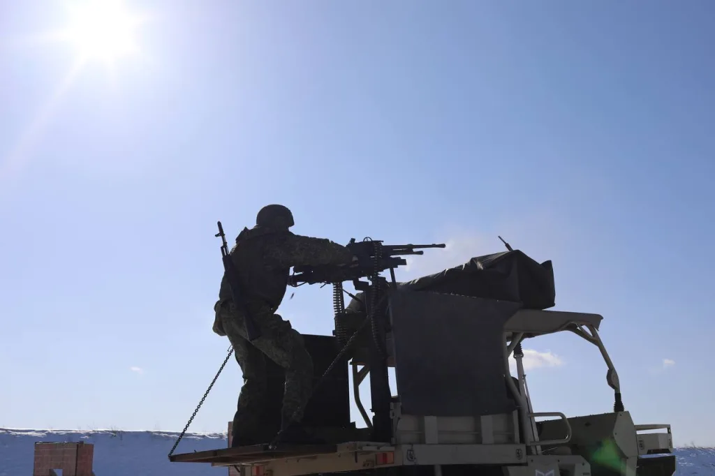 Граждане, заключившие контракт о пребывании в мобилизационном людском резерве, отрабатывают навыки по противодействию дронам камикадзе условного противника для защиты объектов критической инфраструктуры