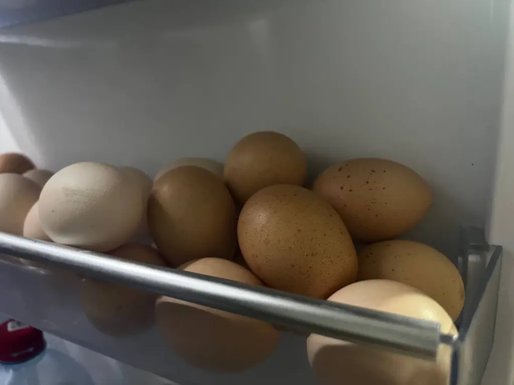 Забудьте про мучения с вареным яйцом: поварской лайфхак в 2 движения снимает скорлупу целиком за секунды