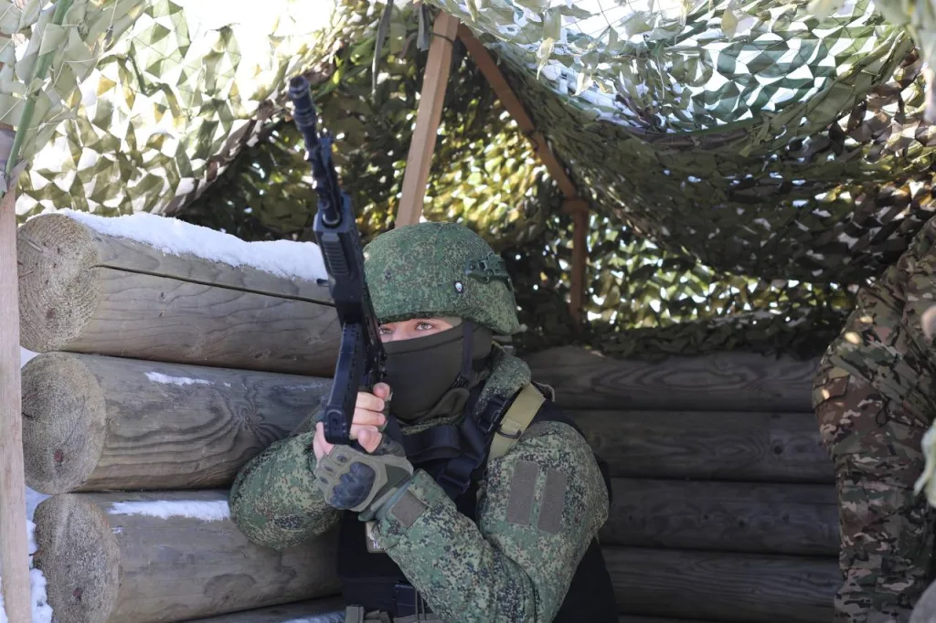 Граждане, заключившие контракт о пребывании в мобилизационном людском резерве, отрабатывают навыки по противодействию дронам камикадзе условного противника для защиты объектов критической инфраструктуры