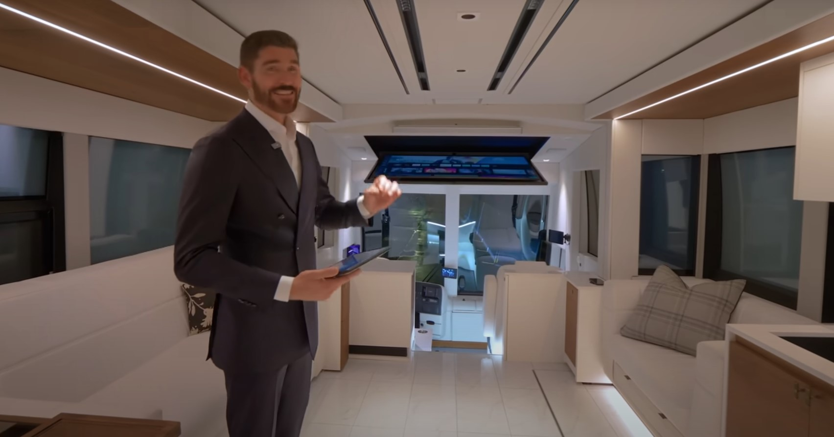 Loki Coach за 2,5 млн долларов: роскошь и технологии в новом доме на колесах