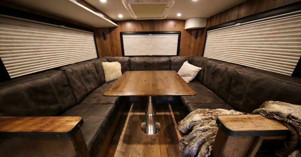 EarthRoamer XV-HD: автономный автодом на базе Ford F-750 с роскошным оснащением