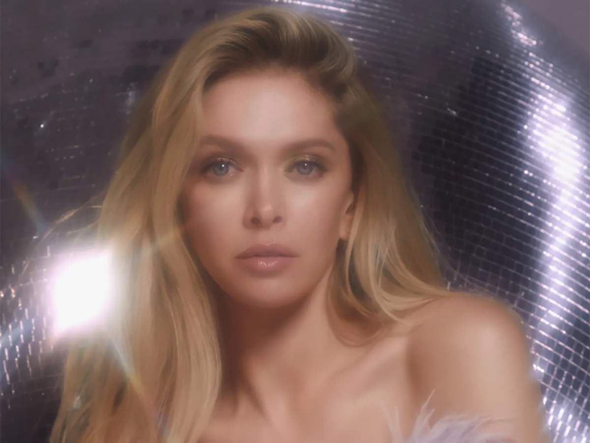 Вера Брежнева продемонстрировала фигуру в крошечном бикини0