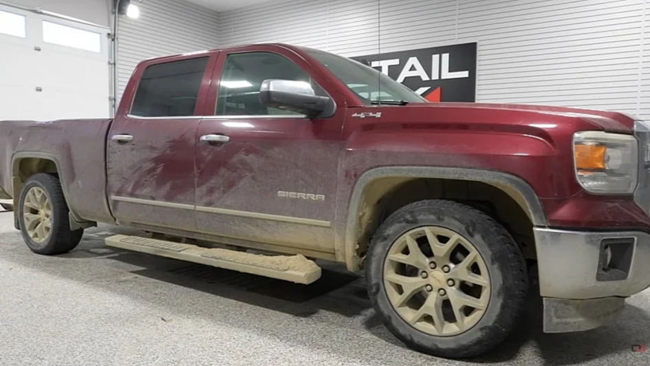 Дилер отказался принимать грязный GMC Sierra: авто отправили на экстремальную чистку
