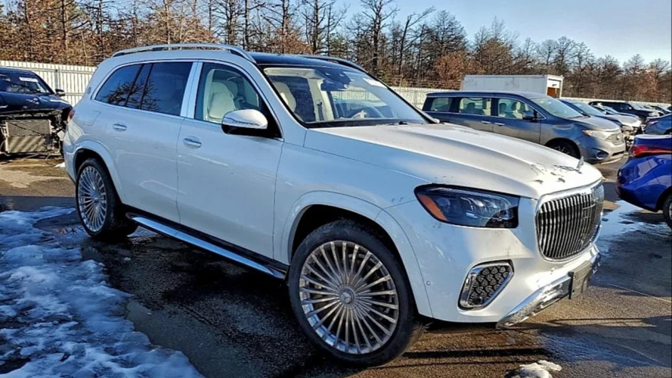 Новый Mercedes-Maybach GLS с минимальным пробегом оказался на аукционе без видимых повреждений