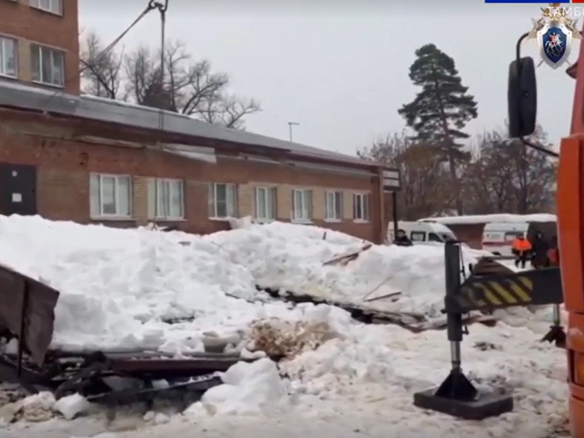 В Котовске снег обрушил навес больницы: погиб человек0