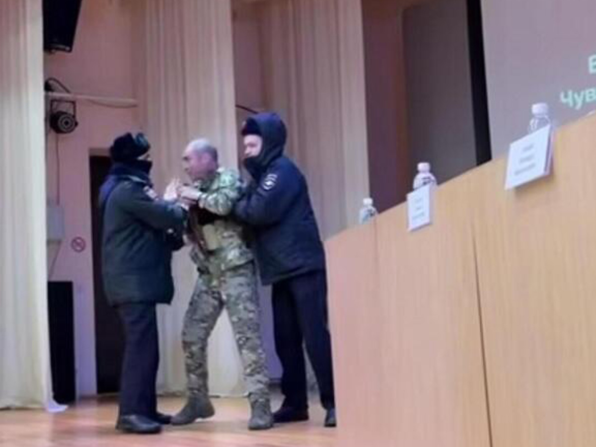 «Вмешиваются со своим мнением»: полиция пыталась убрать ветерана СВО с трибуны в Чувашии0