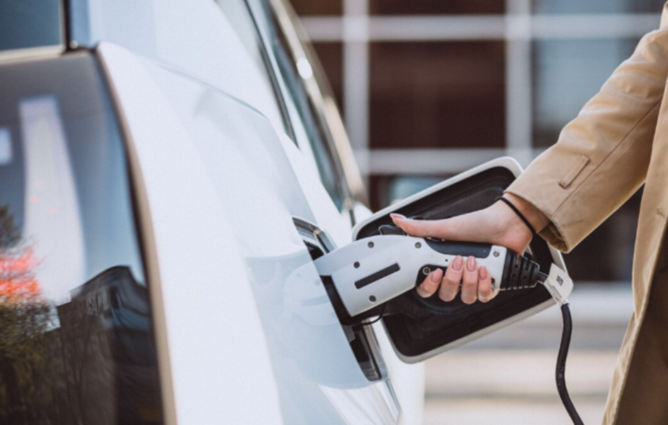 Зарядка электромобиля в 2026: сколько стоит и что изменилось для водителей