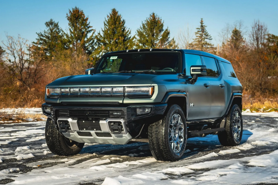 GMC Hummer EV SUV 2024 года с пробегом 2 000 миль ушел с аукциона на 36% дешевле нового авто