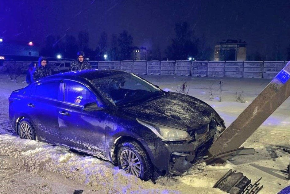 В Петербурге водитель Kia в алкогольном опьянении протаранил столб и пытался сбежать