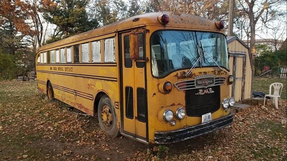 Редкий автобус GMC с историей: попытка переделки в дом на колесах обернулась провалом