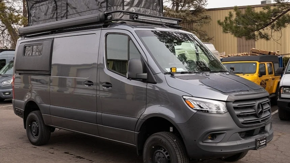 Mercedes-Benz Sprinter 144: кемпер с лаконичным интерьером для жизни вне сети круглый год