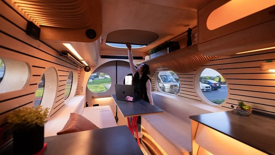 Кемпер Baltica удивил прозрачным душем и авторской отделкой из дерева