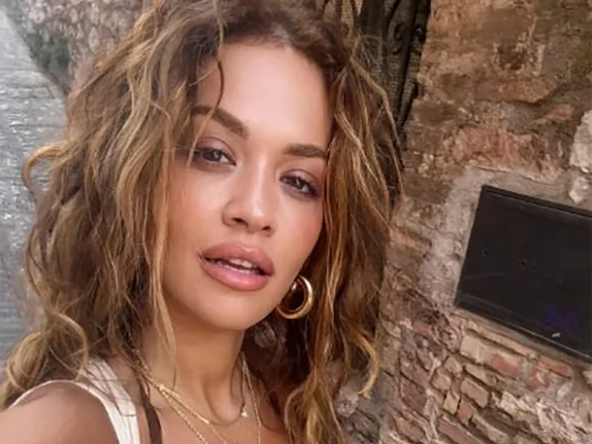 «Слишком стройную» Риту Ору раскритиковали за фото в бикини0