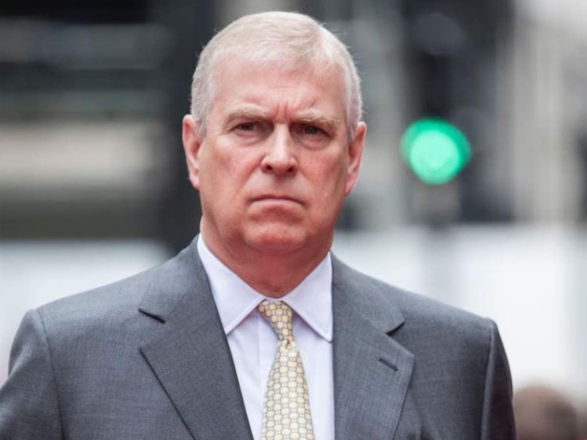 TMZ: экс-принц Эндрю развлекался с ребенком мячом в форме женской груди0