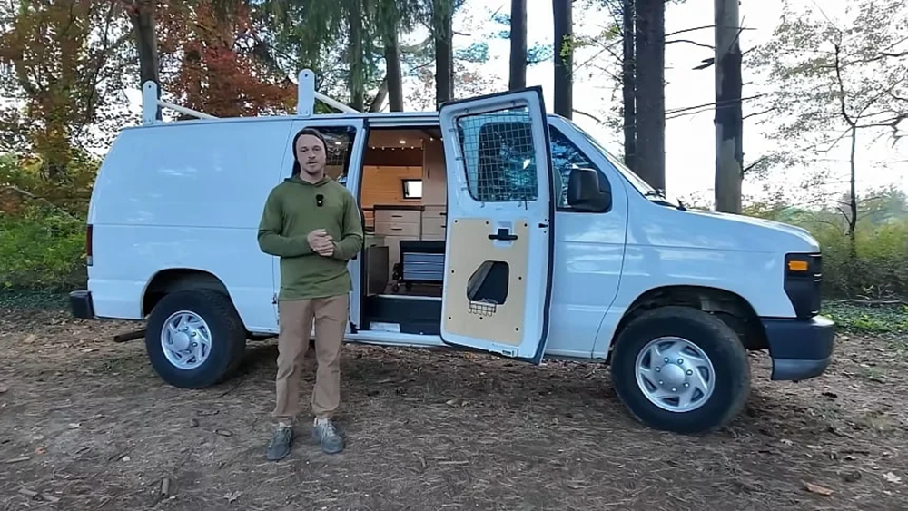 Необычный кемпер на базе Ford E-250: скрытый дом на колесах для двоих