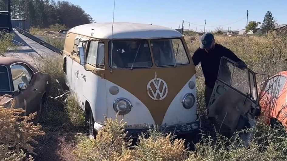 Редкий Volkswagen T1 Camper 1965 года ожил после 39 лет простоя в поле