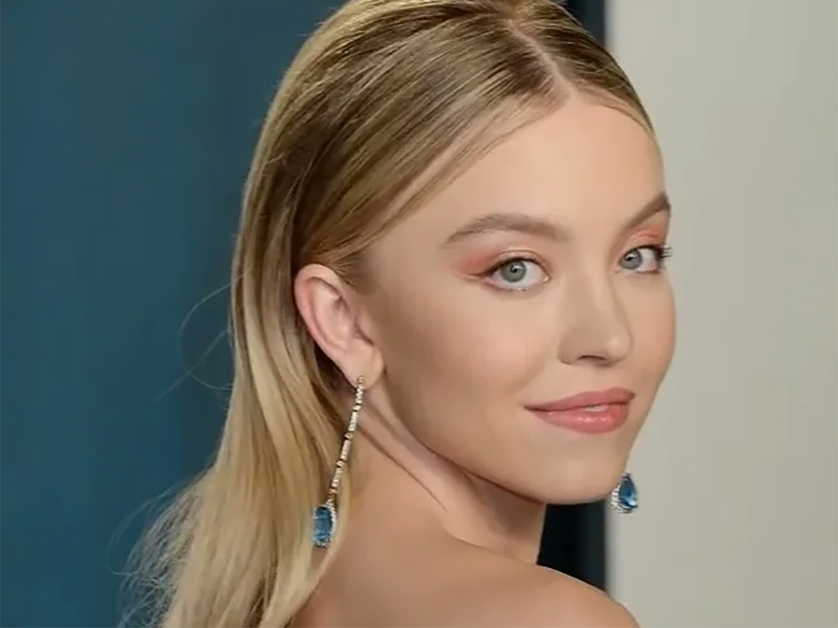 Звезда «Эйфории» в трусах сняла брюки с мужчины в рекламе0