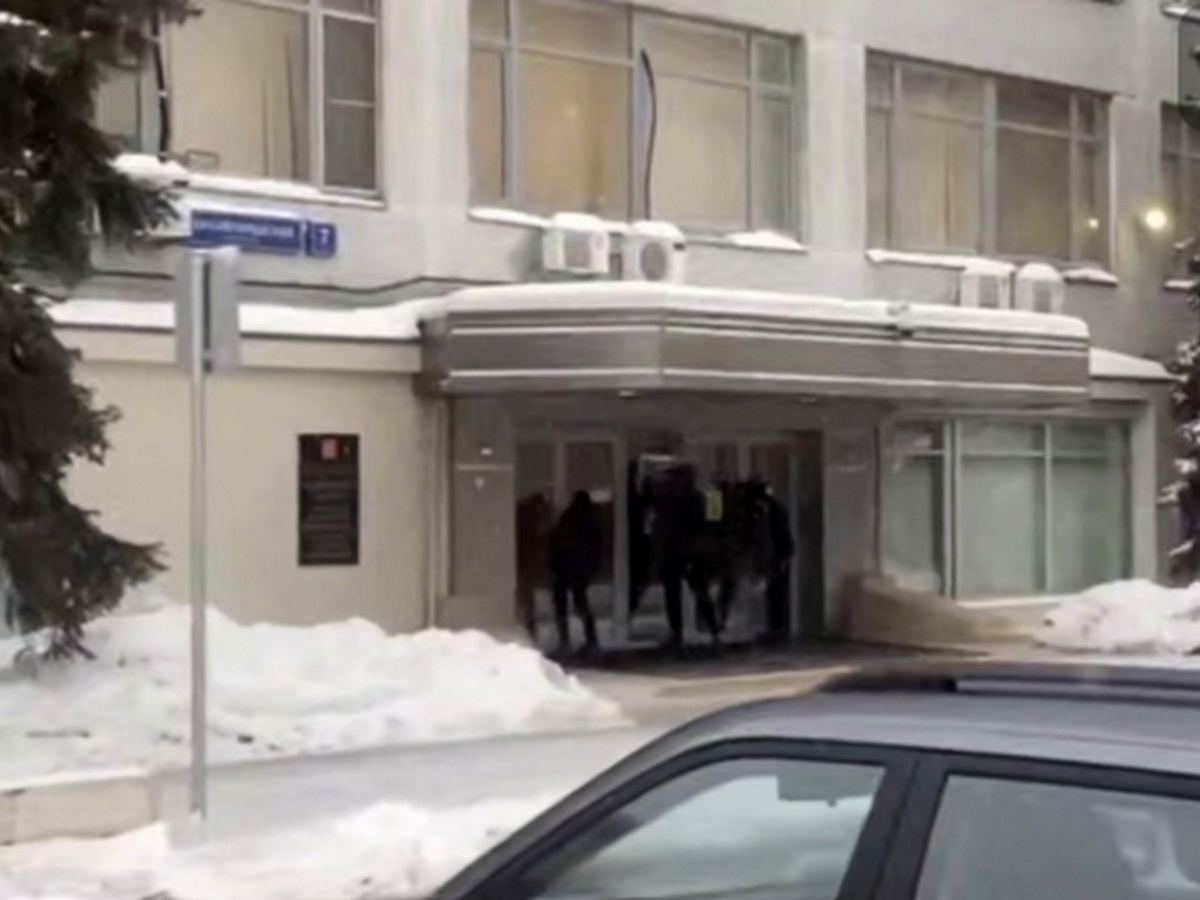 Вход в офис РКН в Москве закрыли велосипедным замком0