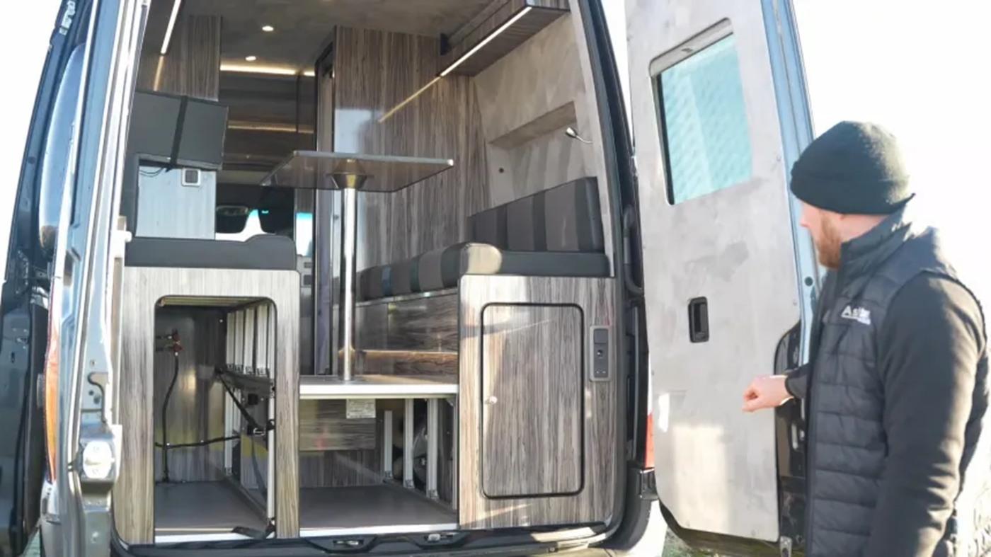 4x4 Sprinter с уникальной планировкой и подъемной крышей: новый взгляд на автодома